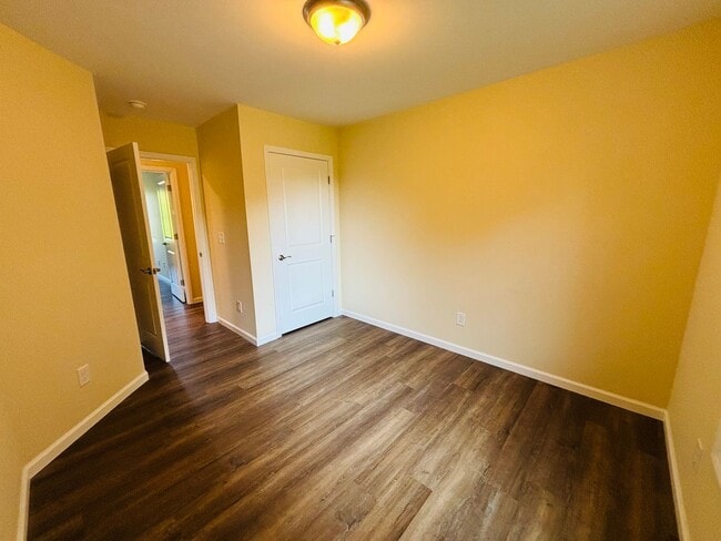 Building Photo - 3 Bedroom, 2.5 Bath Townhouse