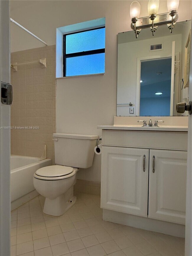 Building Photo - 3929 Carambola Cir N