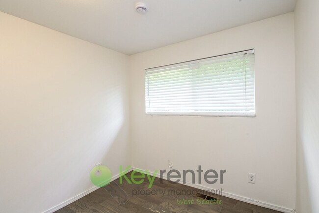 Building Photo - Spacious 4 Bedroom with Open Floor Plan and AC