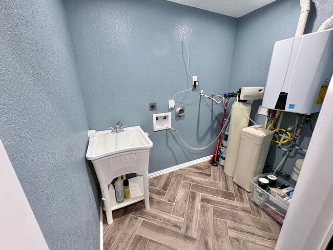 Building Photo - 620 E Main St