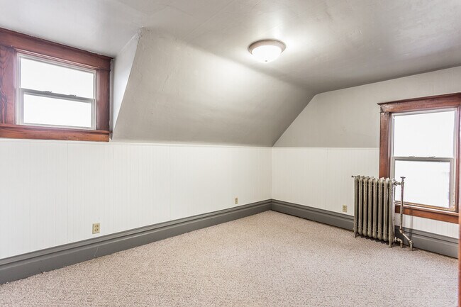 Building Photo - 1420 W 10th St
