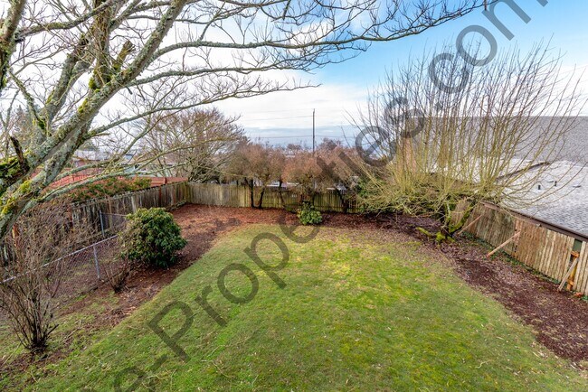 Building Photo - 4 bedroom 2.5 bathroom Home