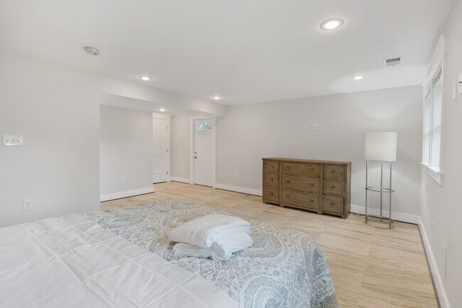 Building Photo - 4400 Weyburn Dr