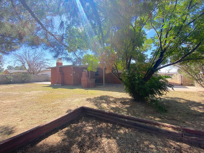 Building Photo - West El Paso 4 bed refrig A/C Home!