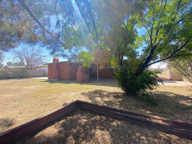 Building Photo - West El Paso 4 bed/2 Bath refrig A/C Home!