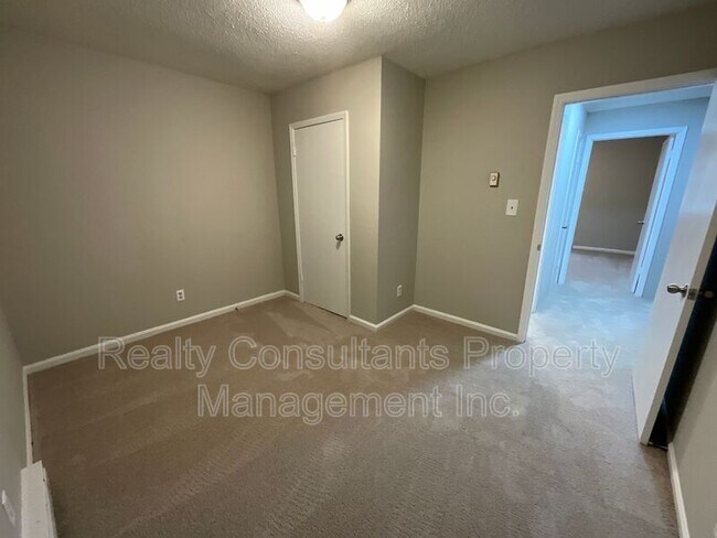 Building Photo - 115 Cox Ave