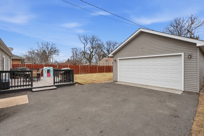 Building Photo - 916 Barthelme Ave