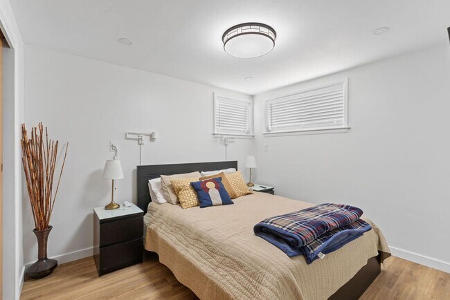 Building Photo - Style Meets Location 3 Bedroom 3 Bathroom Single Family Home - Must See