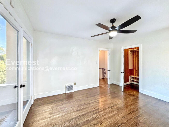 Building Photo - 132 N Crescent Heights Blvd