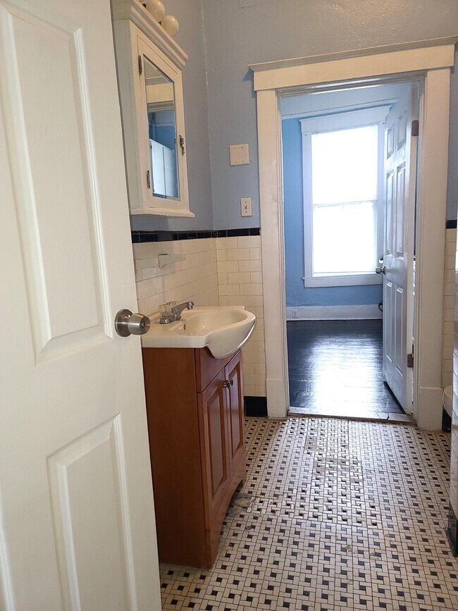 Building Photo - 319 W 33rd St
