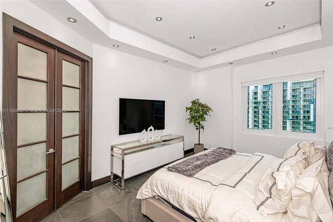 Building Photo - 2301 Collins Ave