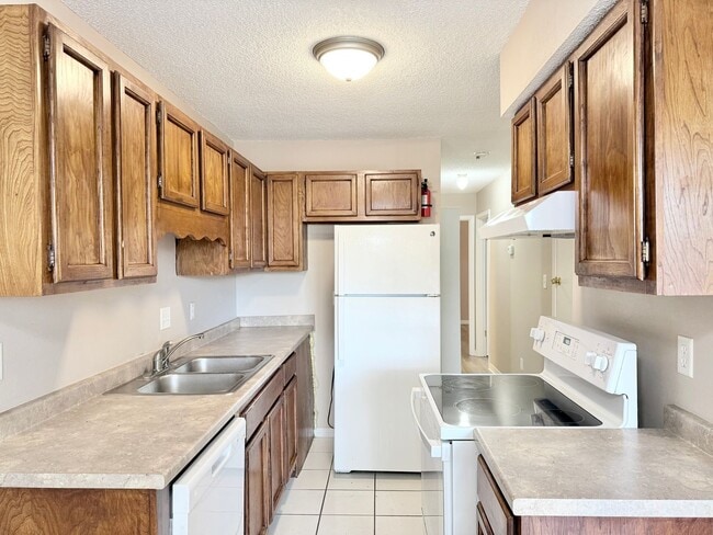 Building Photo - 2-Bedroom Quadplex