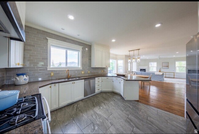 Building Photo - 868 Braddock Lane