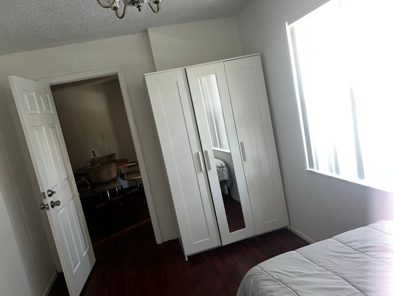 Building Photo - 400 Banana Cay Dr