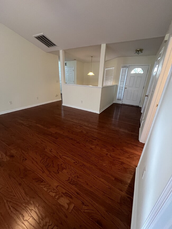 Building Photo - "Charming 3-Bed Townhouse with Granite Tou...