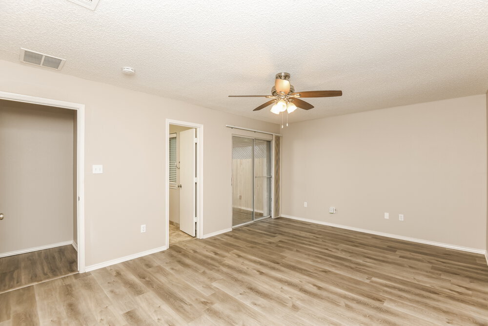 Building Photo - 1121 Cardinal Oaks Dr