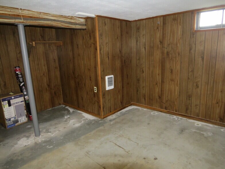 Building Photo - 469 Corey St