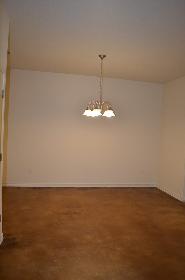 Building Photo - 914 Maplewood Dr