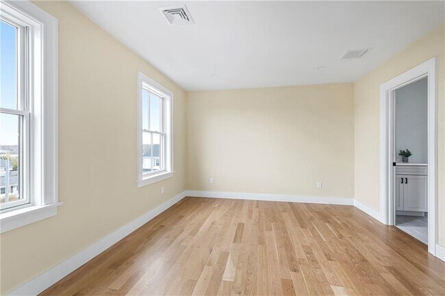 Building Photo - 118 Newport Ave