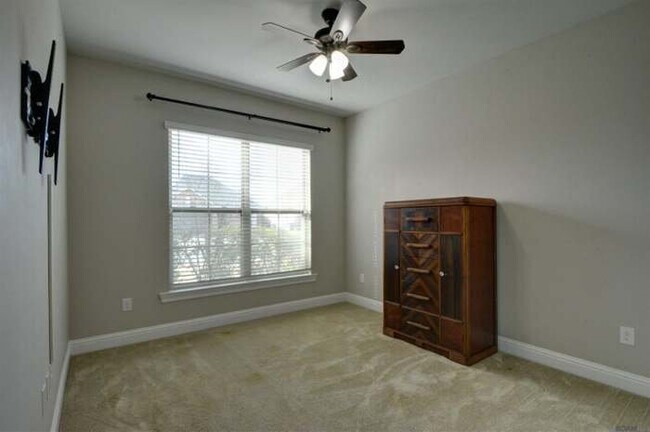 Building Photo - 6151 Lake Edge Dr