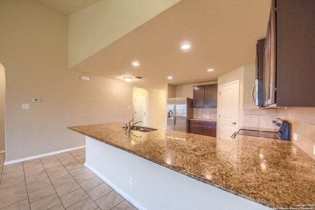 Building Photo - SPACIOUS 4-BEDROOM WITH WATER PARK AMENITIES!!