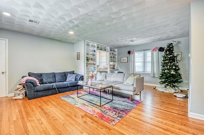 Building Photo - 1205 Westlawn Dr