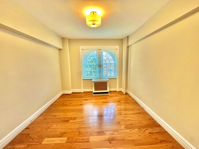 Building Photo - Have Breakfast at Tiffany's! Dupont's Gleaming Light Filled 2 En-suites w/ W/D at the Tiffany!