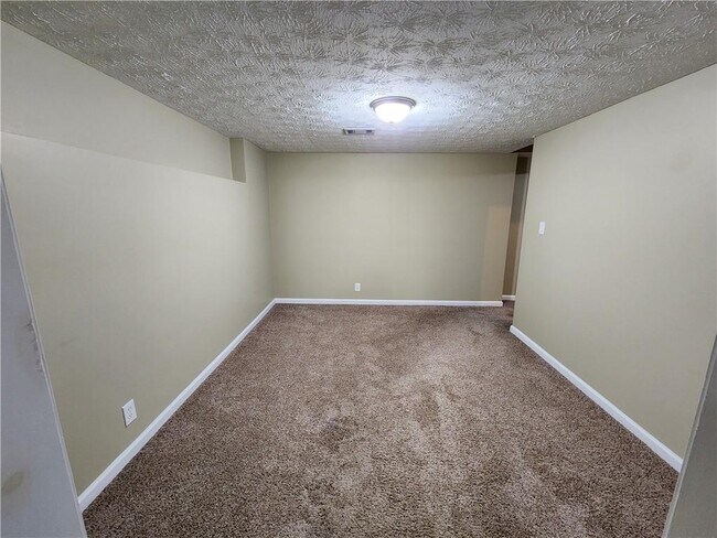 Building Photo - 350 Saddle Bridge Dr