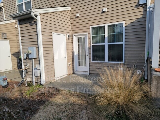 Building Photo - 100-251 Stratford Lakes Dr