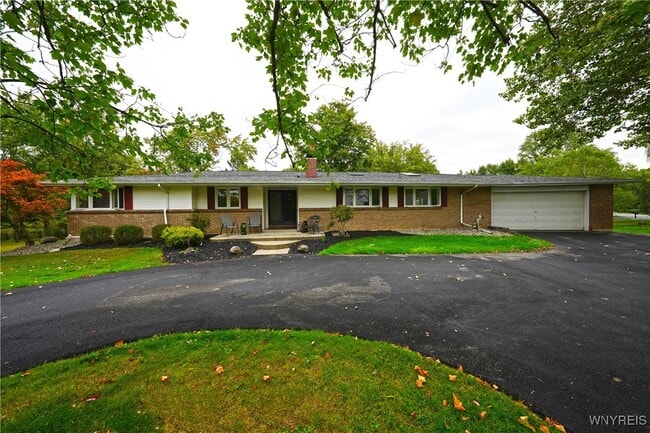 Primary Photo - 100 Bridle Ln