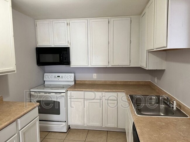 Building Photo - 4180 Versailles Dr