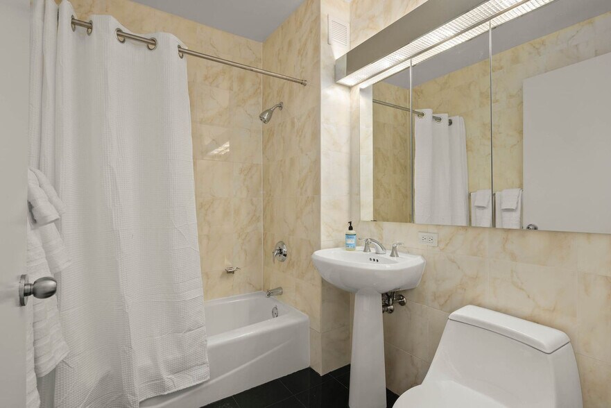 Building Photo - 420 E 61st St