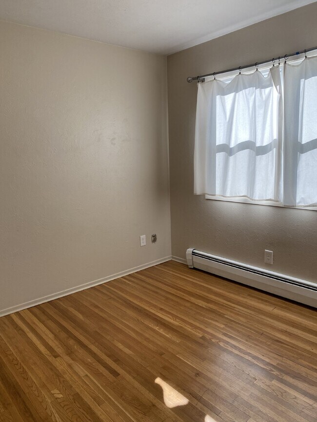 Building Photo - 4 bedroom - Hartsock