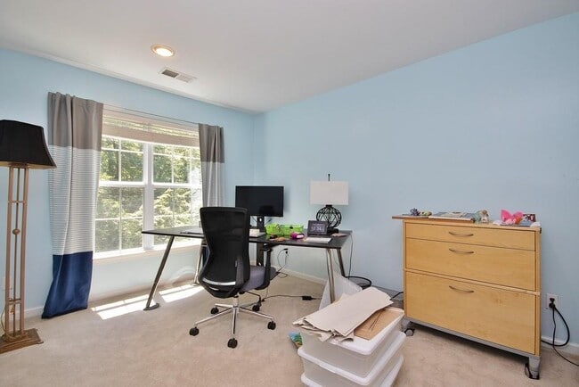 Building Photo - 836 Huntington Dr
