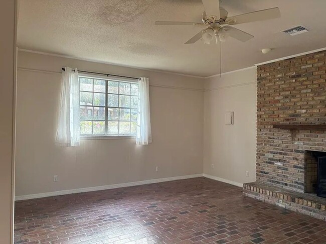 Building Photo - Beautiful brick home in a great neighborhood!