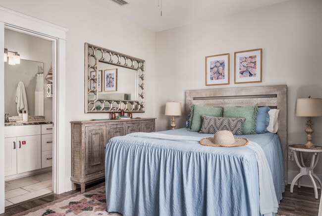 Building Photo - 105 W 7th St