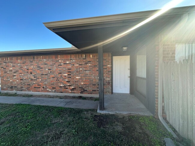 Building Photo - 2 Bed 2 Bath duplex on 10th and Council