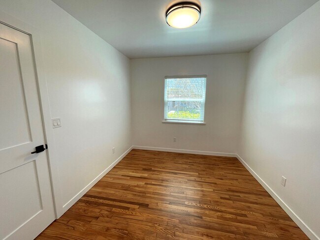 Building Photo - Beautiful, Tree-Lined Street in Residential Neighborhood. Remodeled, with AC, Personal Washer/Dryer