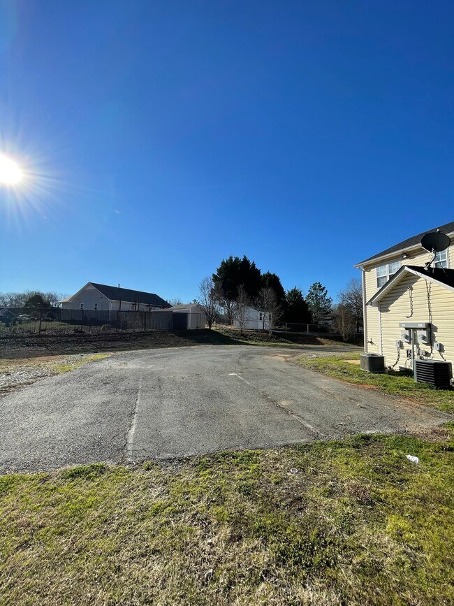 Building Photo - 610 Piper Ct