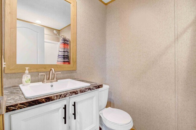 Building Photo - SPACIOUS 4 BR | 3 BA HOME W/ PLENTY OF PRIVACY *Pikeville school district*