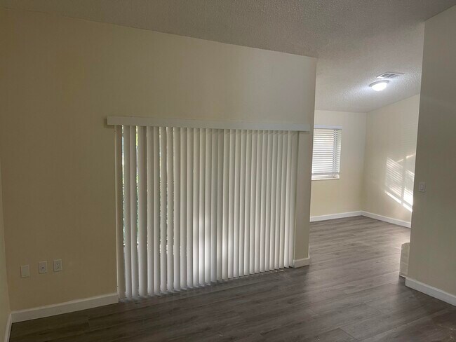 Building Photo - 3203 Glenmoor Dr