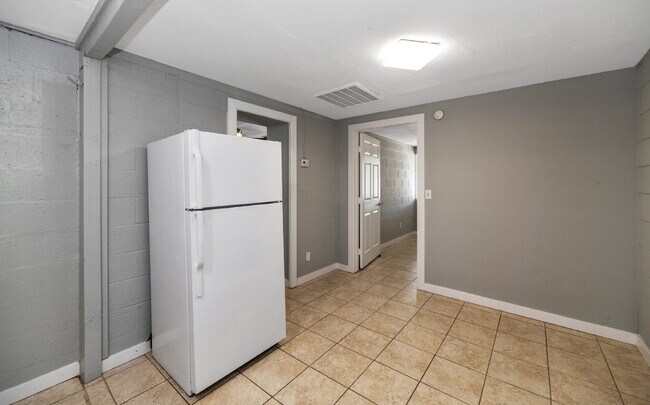 Building Photo - 2BR Unit with Private Backyard One Level