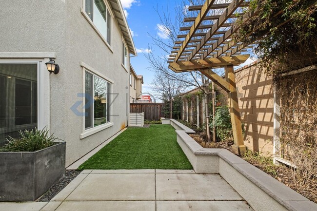 Building Photo - 285 Bear Creek Dr