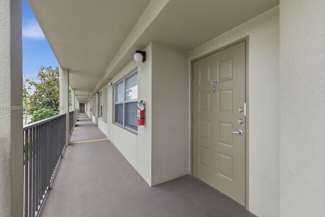 Building Photo - 550 SW 138th Ave
