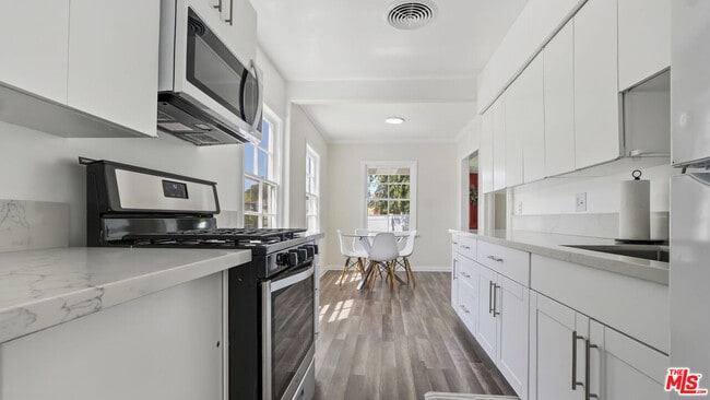 Building Photo - 13842 Hamlin St