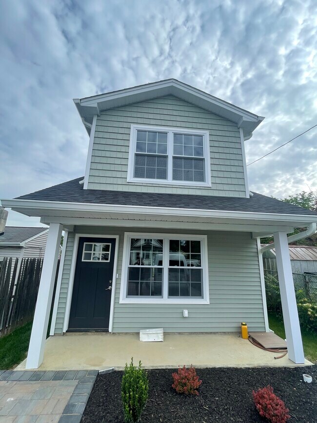 Building Photo - 416 ShadyNook St