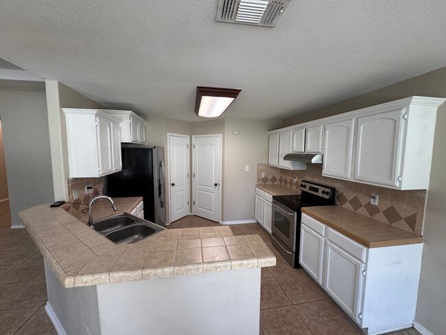 Building Photo - 705 Puig Dr