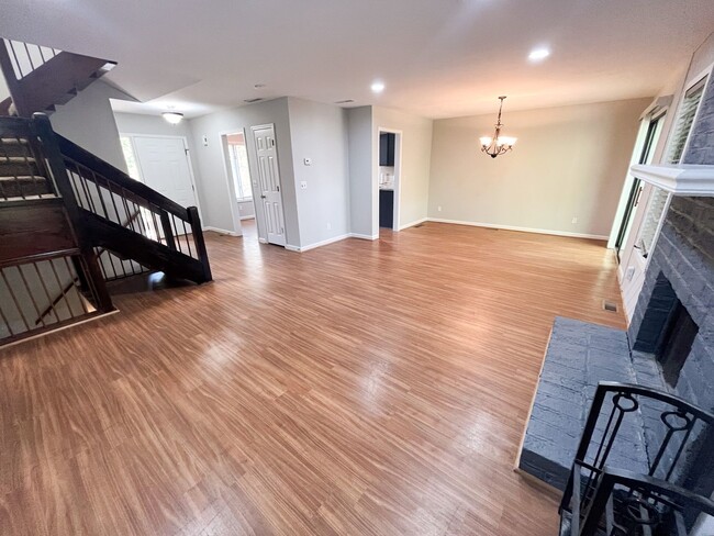 Building Photo - Beautiful 3-story 2 bedroom, 2 1/2 bathroom townhome in Winston Salem