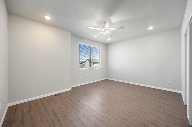 Building Photo - Modern 2 Bedroom, 2.5 Bathroom Townhome with a Loft, Central A/C, Gas Fireplace, and Washer and D...