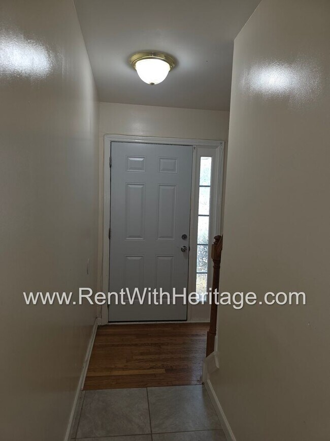 Building Photo - Fantastic 4bd/2.5ba Townhome/ Swim Tennis/ Great Location